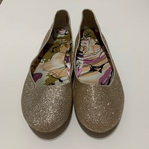 Women’s gold glitter flats